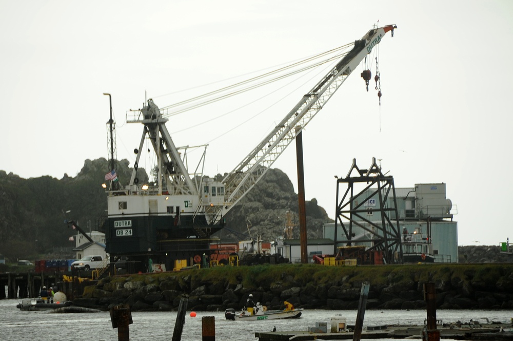 Derrick Barge-24 sets up in Crescent City Inn