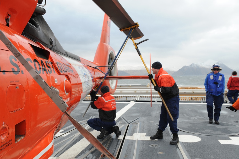 CGC Bertholf Hot Refuel H65