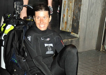 Wounded warriors dive Baltimore Aquarium