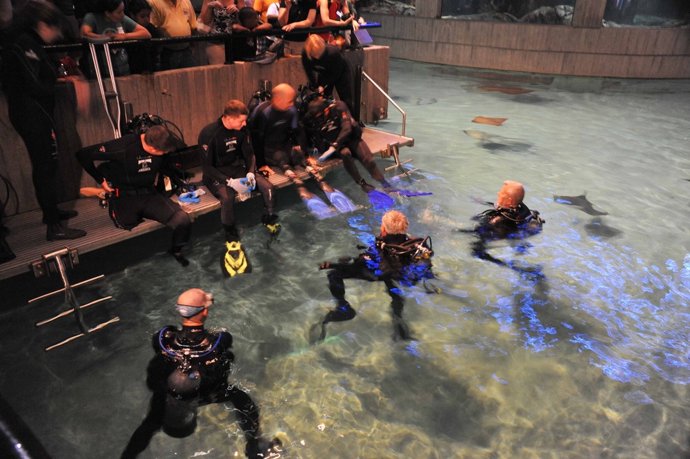 Wounded warriors dive Baltimore aquarium