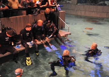 Wounded warriors dive Baltimore aquarium