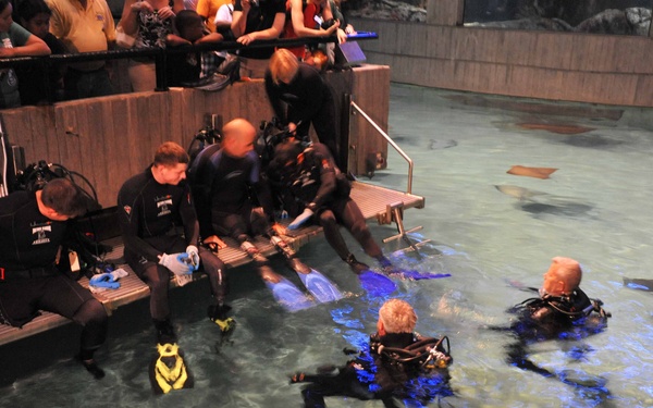 Wounded warriors dive Baltimore aquarium