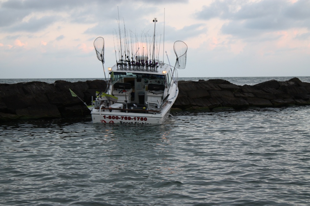 Vessel struck Ashtabula Breakwall