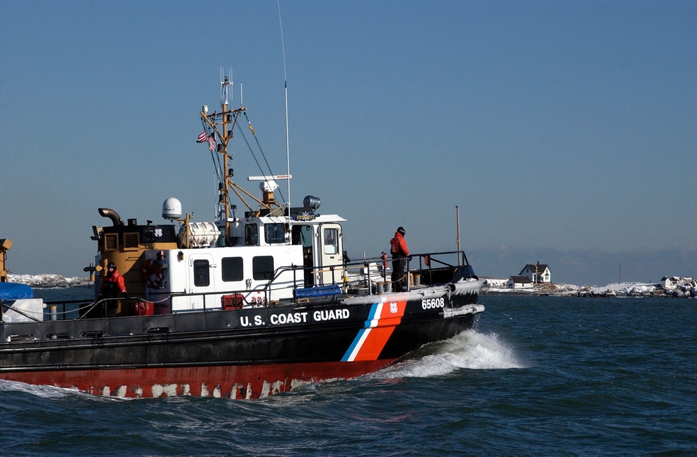 USCGC PENDANT BREAKING ICE