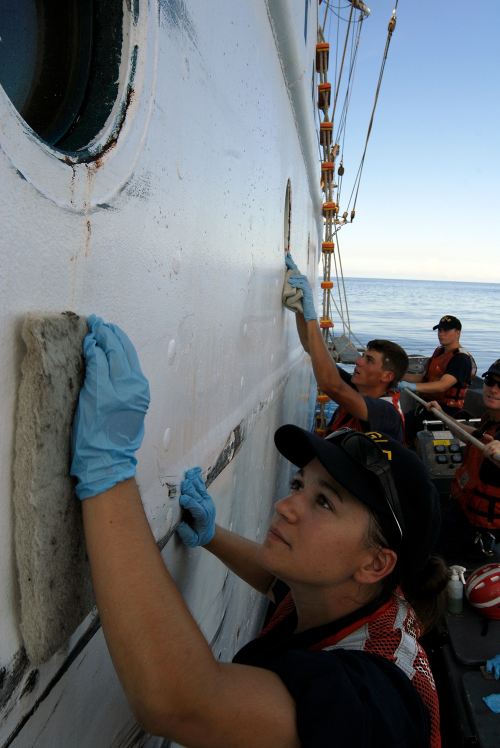 DVIDS - Images - Scrubbing rust off hull
