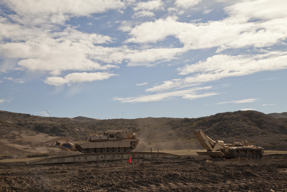 1st CEB and 3rd AABN conduct complex obstacle breaching during Steel Knight 2014