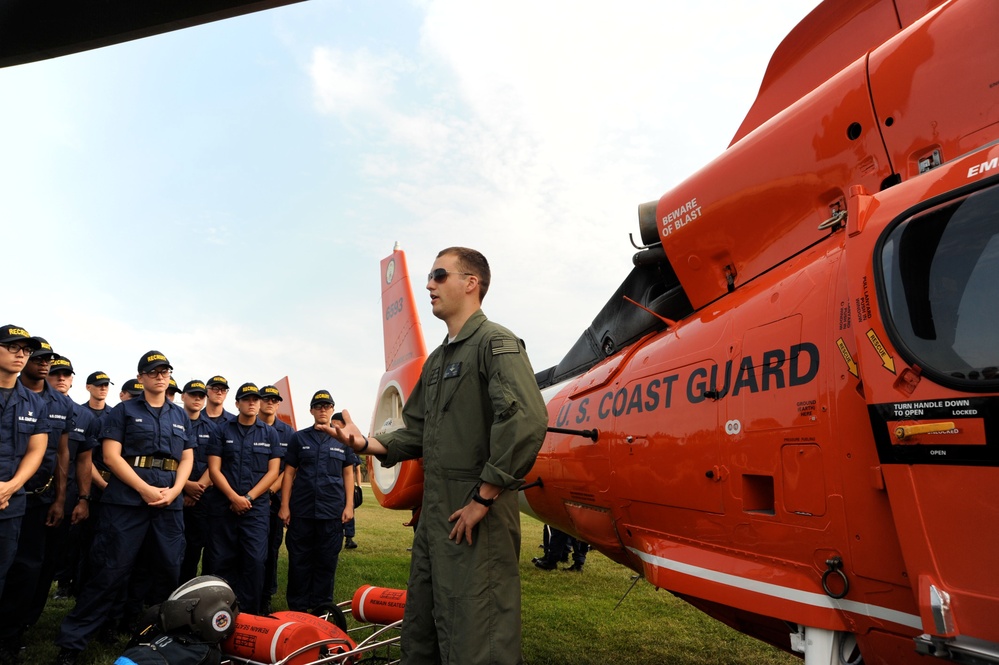 Petty Officer Teaches Recruits about Aviation