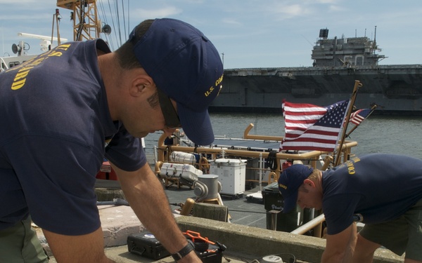 Regional Dive Locker East conducts hull inspections