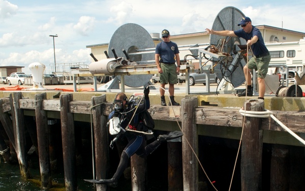 Regional Dive Locker East conducts hull inspections
