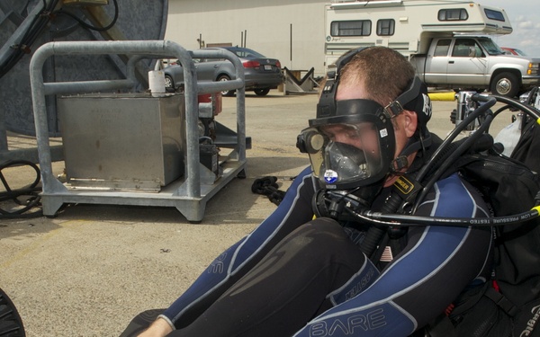 Regional Dive Locker East conducts hull inspections