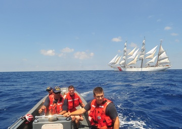 CG boatcrew recovers airdropped part