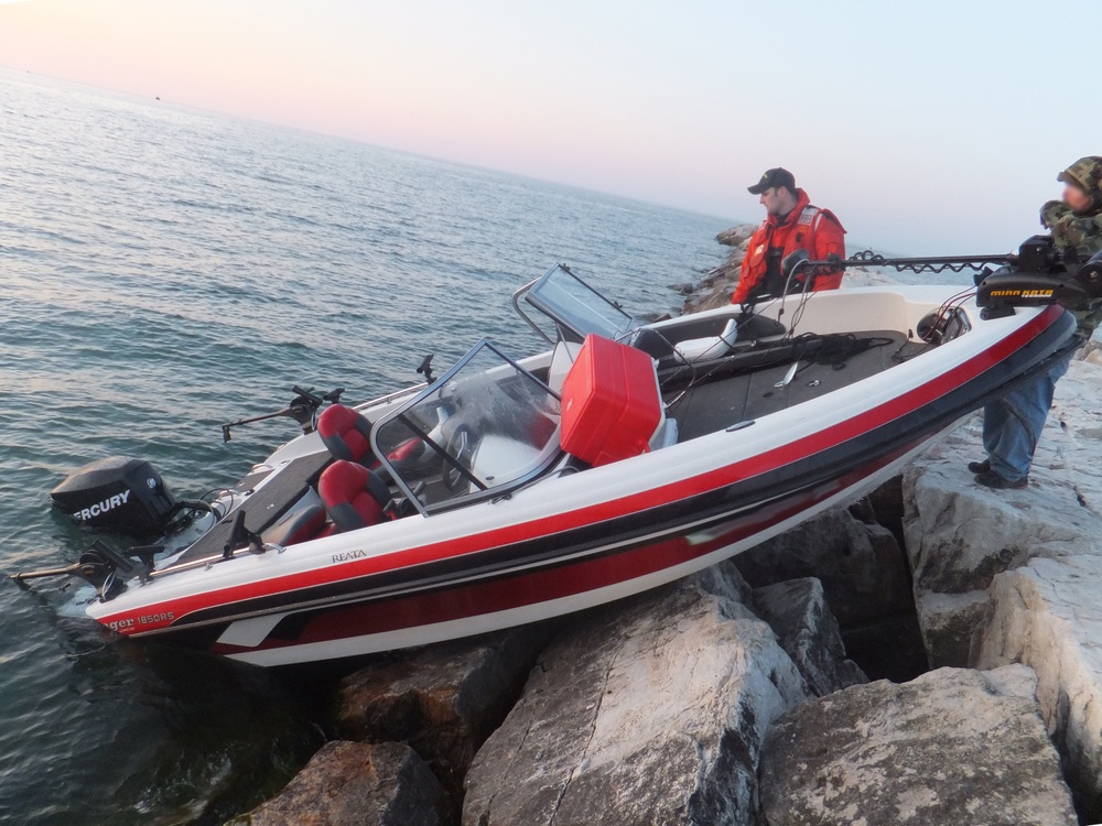 Coast Guard rescues boater after vessel str