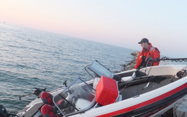 Coast Guard rescues boater after vessel str