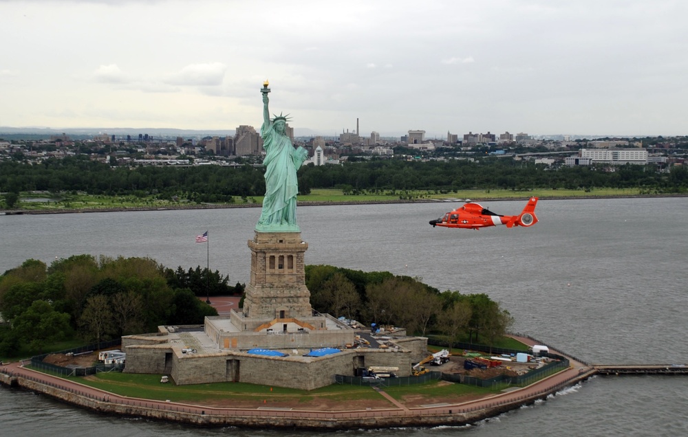 MH-65/Statue of Liberty