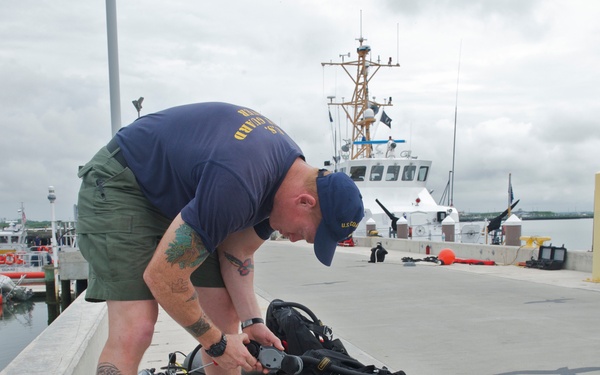 Coast Guard divers help maintain cutters