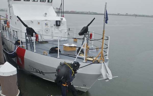 Coast Guard divers help maintain cutterz