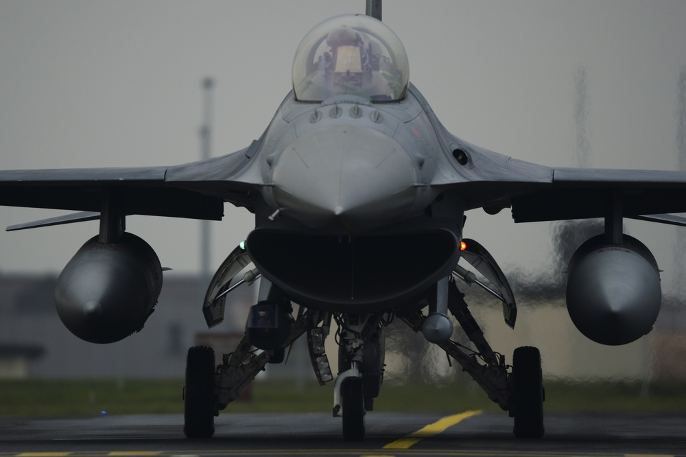 F-16's Taxi and Take Off
