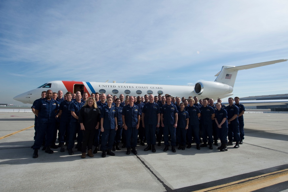 Coast Guard Commandant visits Air Station Los Angeles