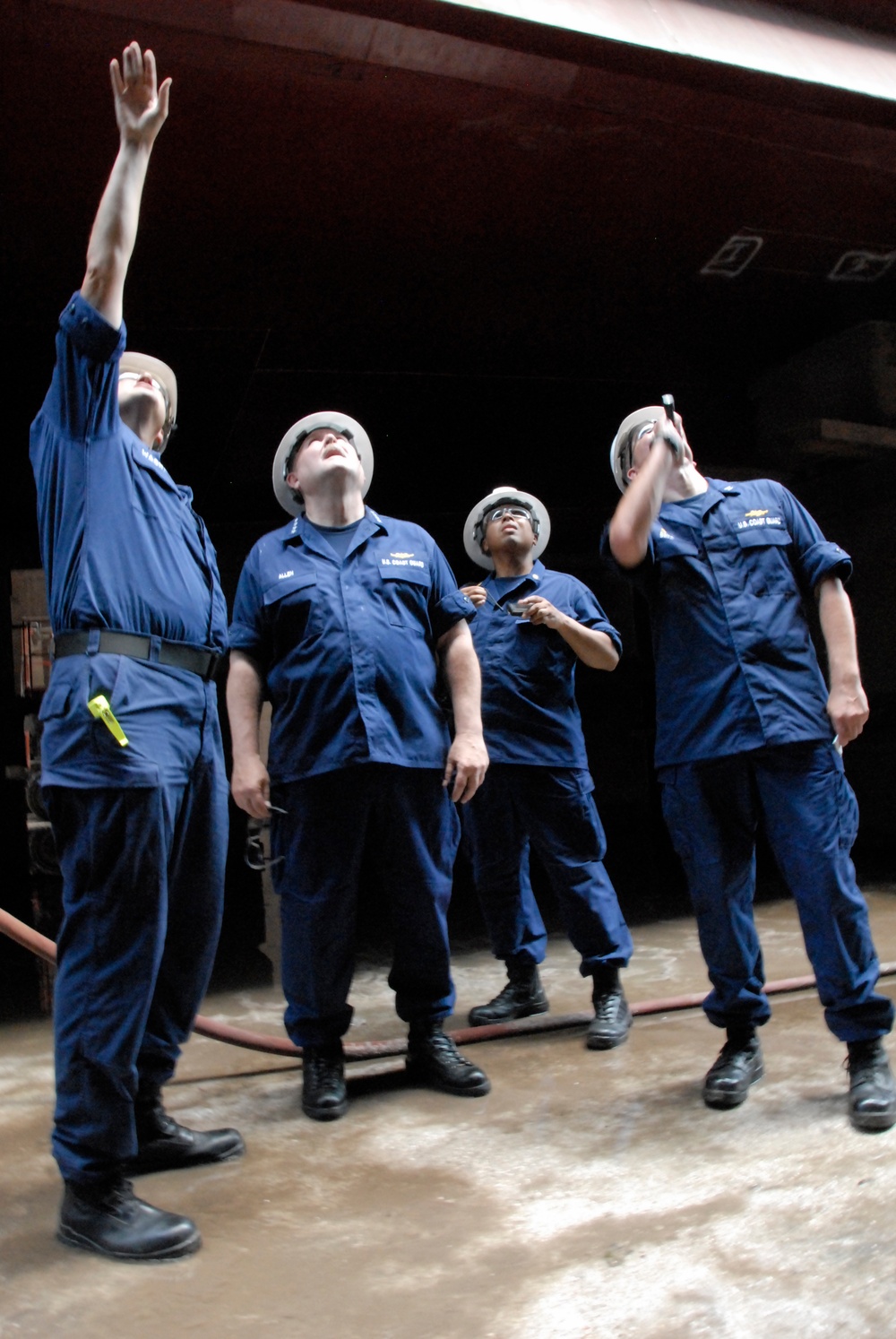 Commandant visits ship yard