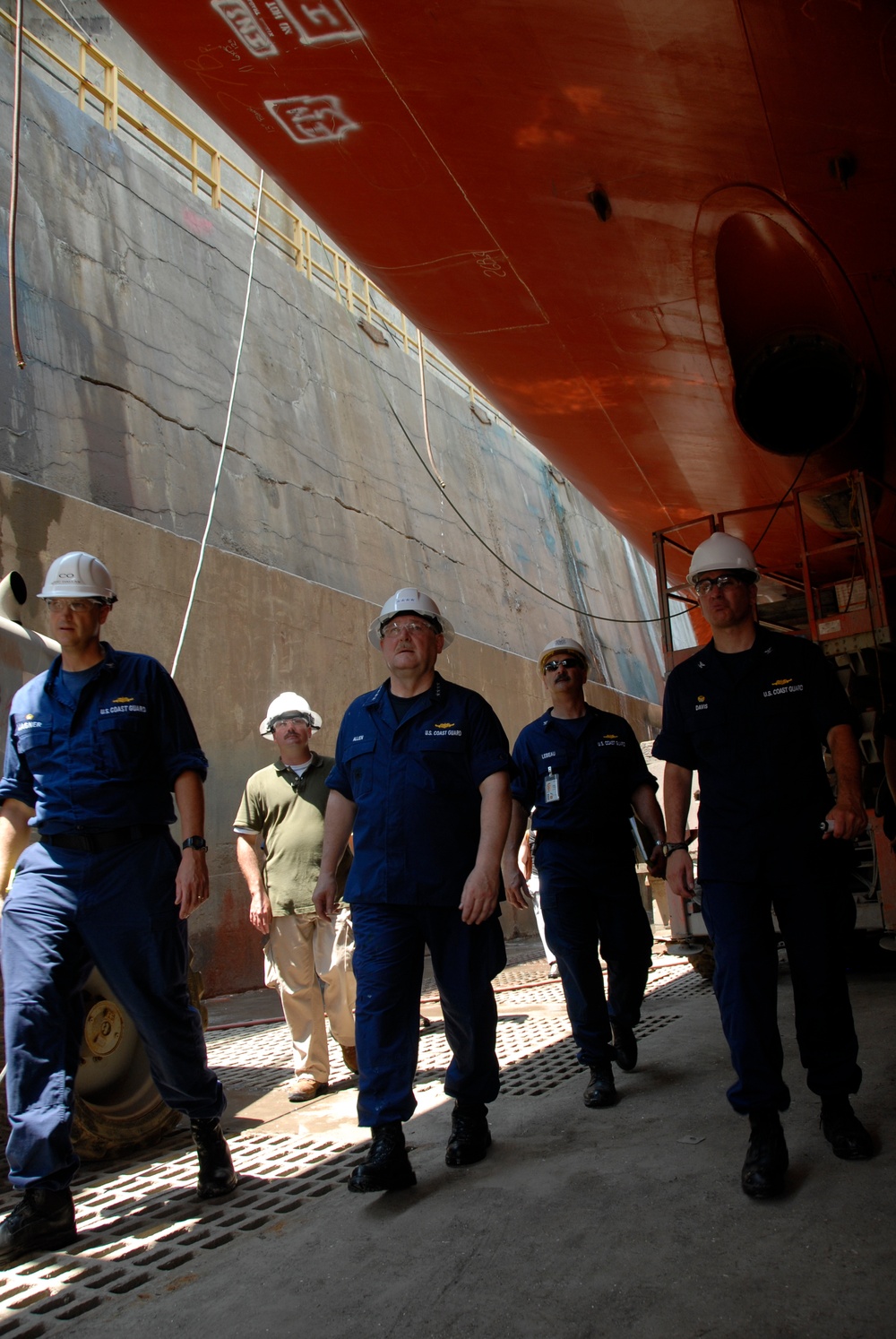 Commandant visits ship yard