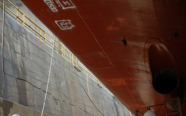 Commandant visits ship yard