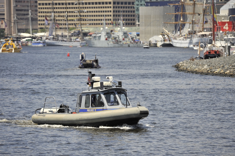 Baltimore City Marine Unit and Coast Guard en