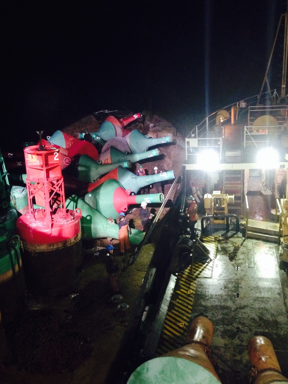 Coast Guard cutter loads ice buoys in Potomac River