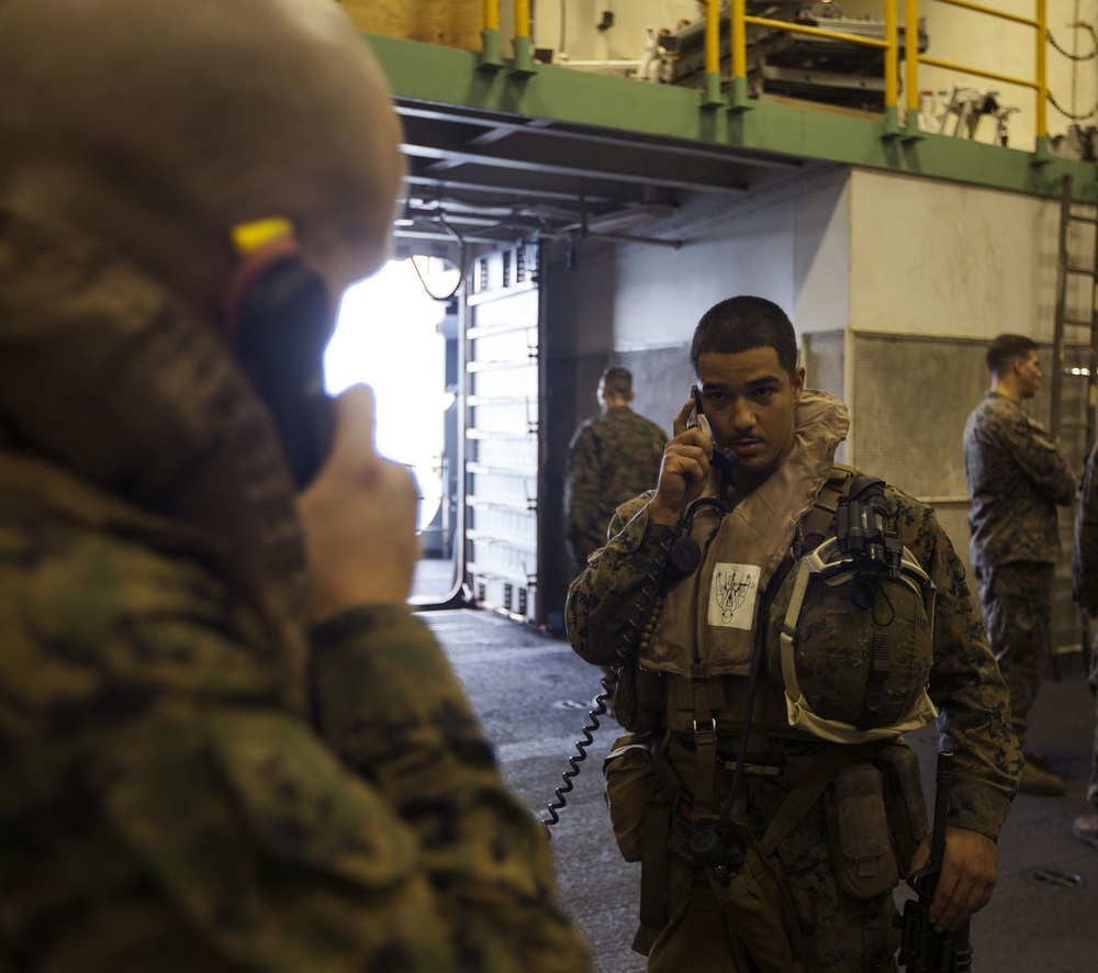 VMM-263 (Rein.) participates in night operations