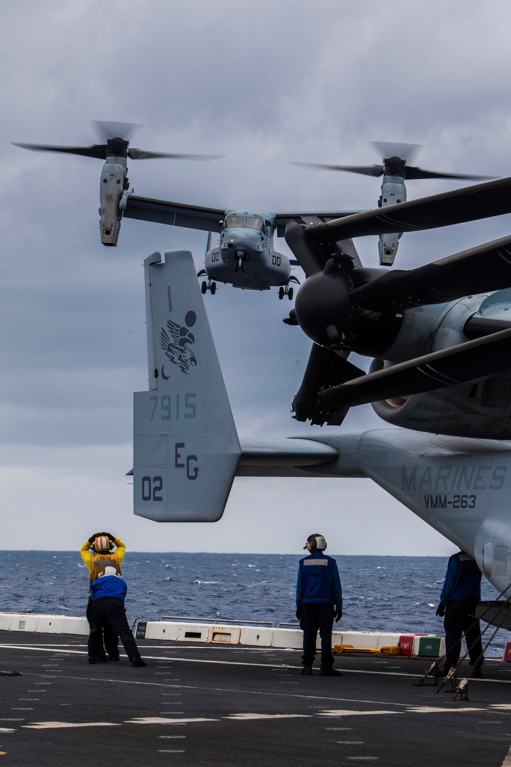 USS Mesa Verde conducts replenishment at sea during COMPTUEX