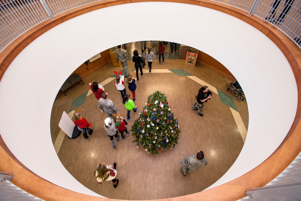 Airmen spread cheer at veterans home