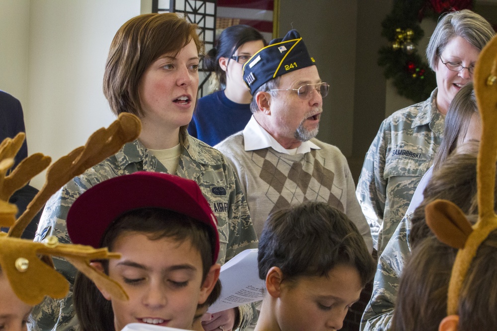 Airmen spread cheer at veterans home
