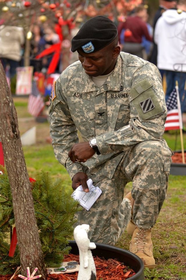 Commander takes a moment to honor fallen soldiers during ceremony