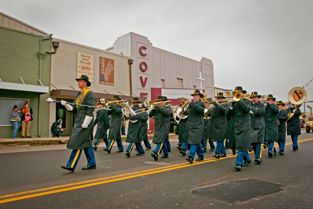 1st Cavalry Divison Band leads Children's Christmas Parade