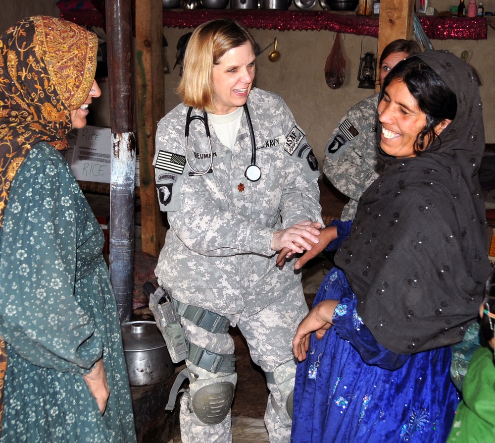 Navy nurse honored by Red Cross for work in combat zones