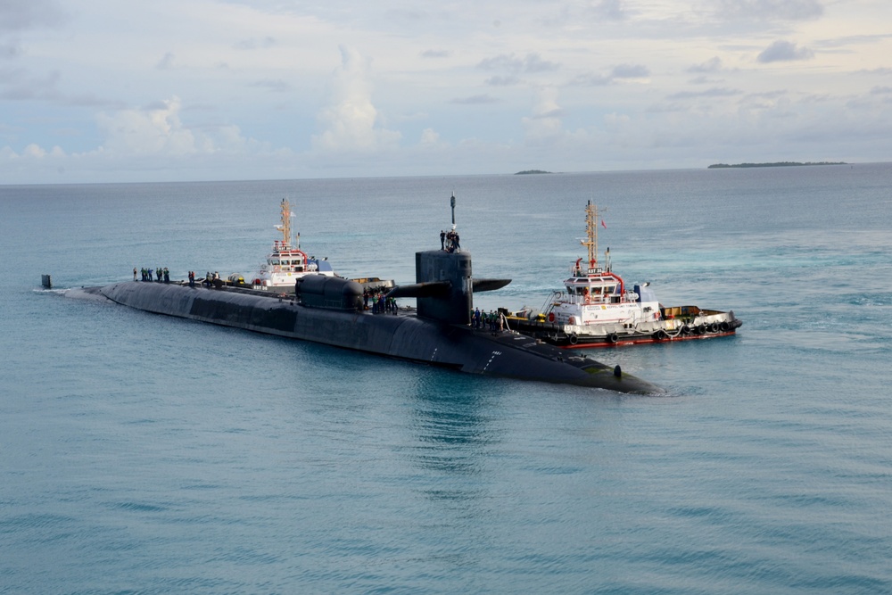 USS Georgia prepares to moor alongside USS Emory S. Land