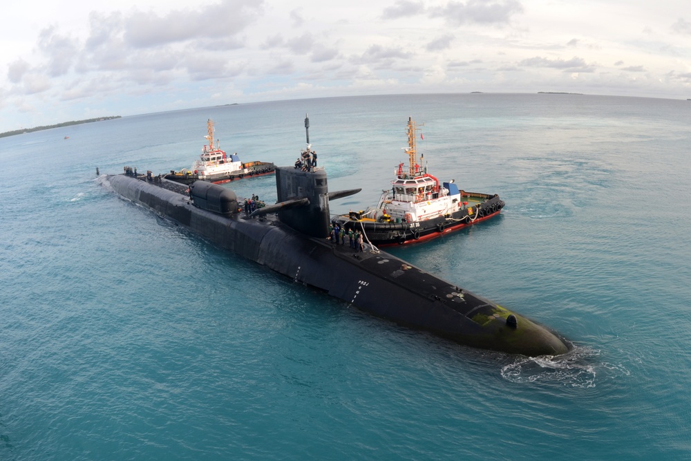USS Georgia prepares to moor alongside USS Emory S. Land