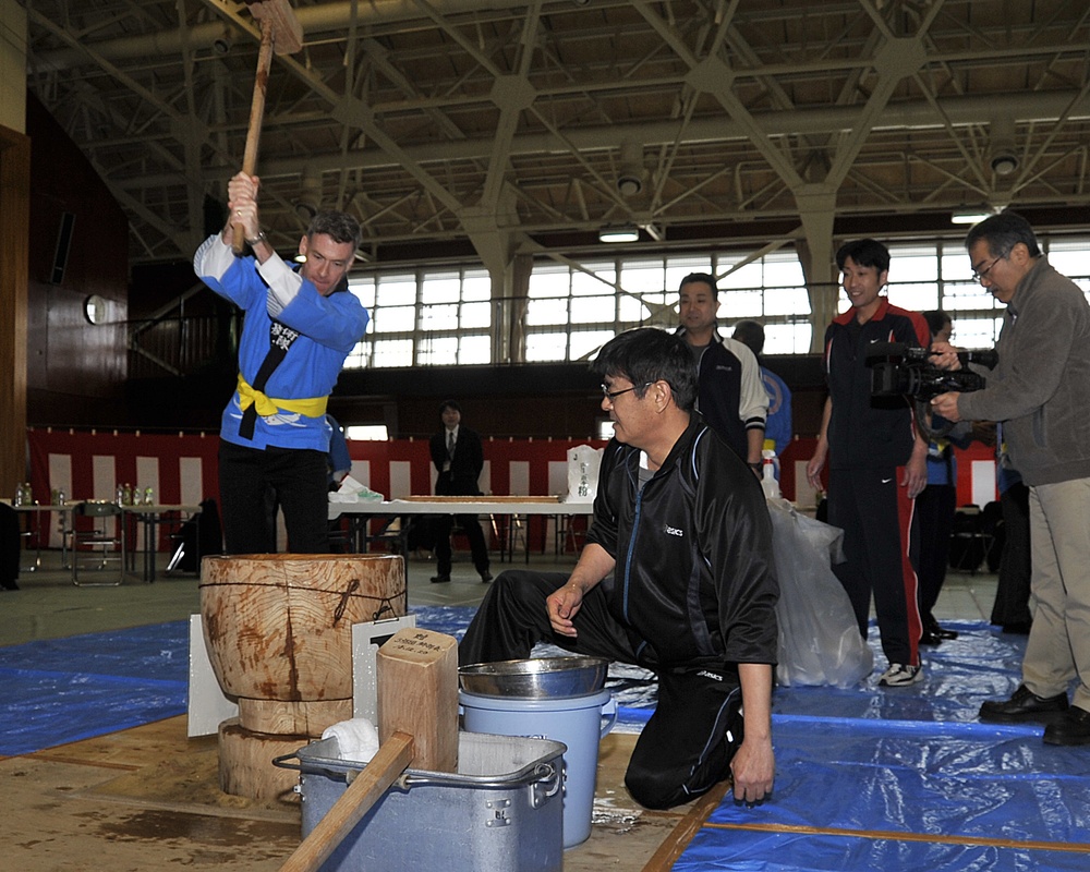 Misawa senior leadership attends JASDF mochi pounding ceremony