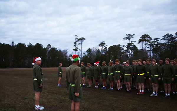 Jingle on the left foot: Med Bn. runs to celebrate the holidays