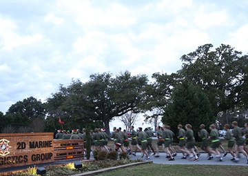 Jingle on the left foot: Med Bn. runs to celebrate the holidays