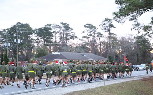 Jingle on the left foot: Med Bn. runs to celebrate the holidays