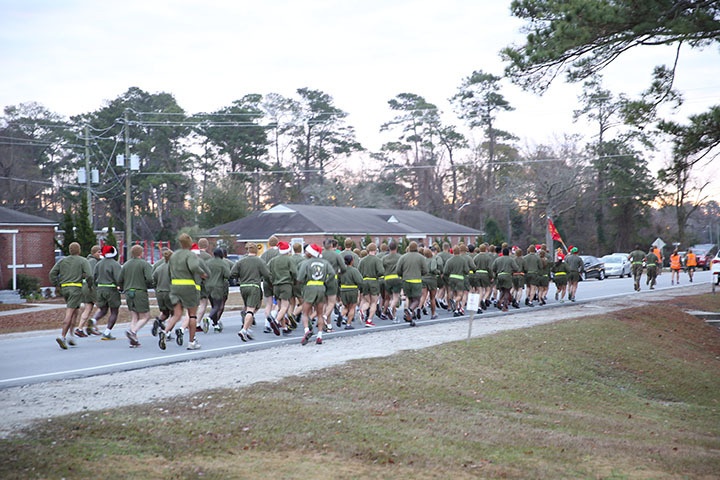 Jingle on the left foot: Med Bn. runs to celebrate the holidays