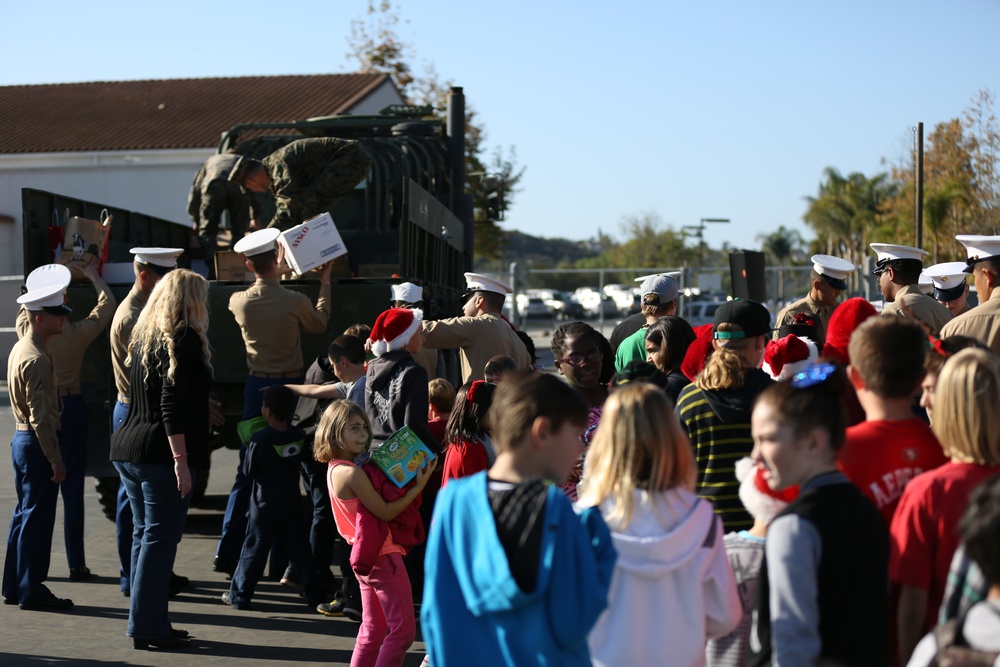 MAG-39 and Carillo Elementary School share the Christmas spirit with each other