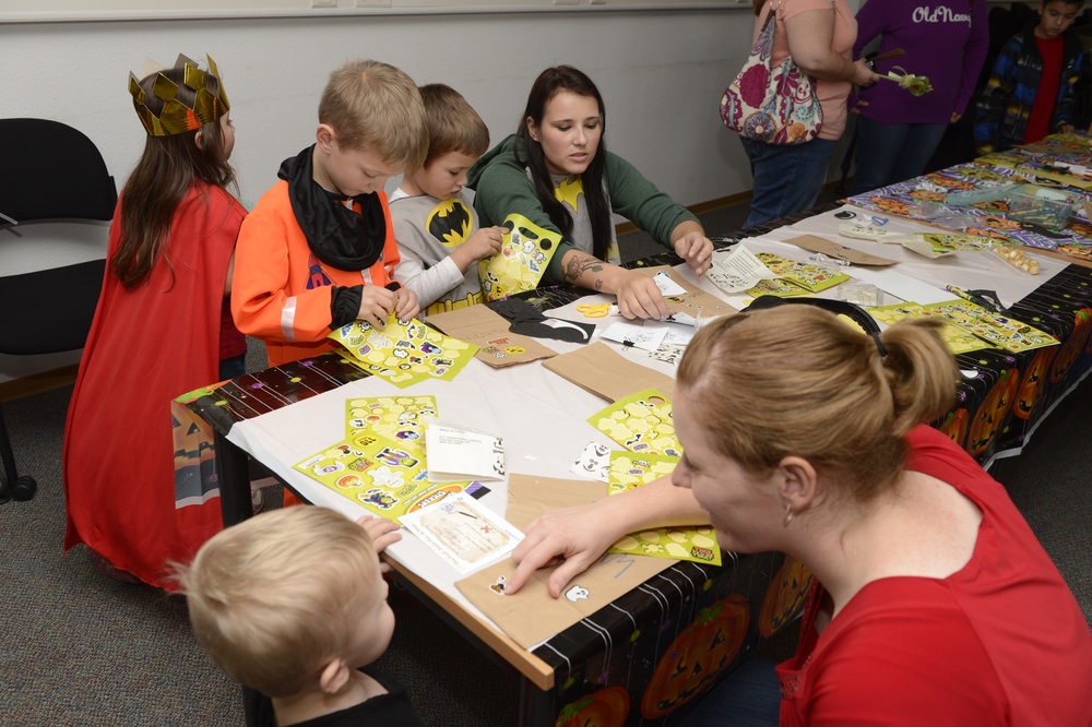 A&amp;FRC hosts deployed family pumpkin patch