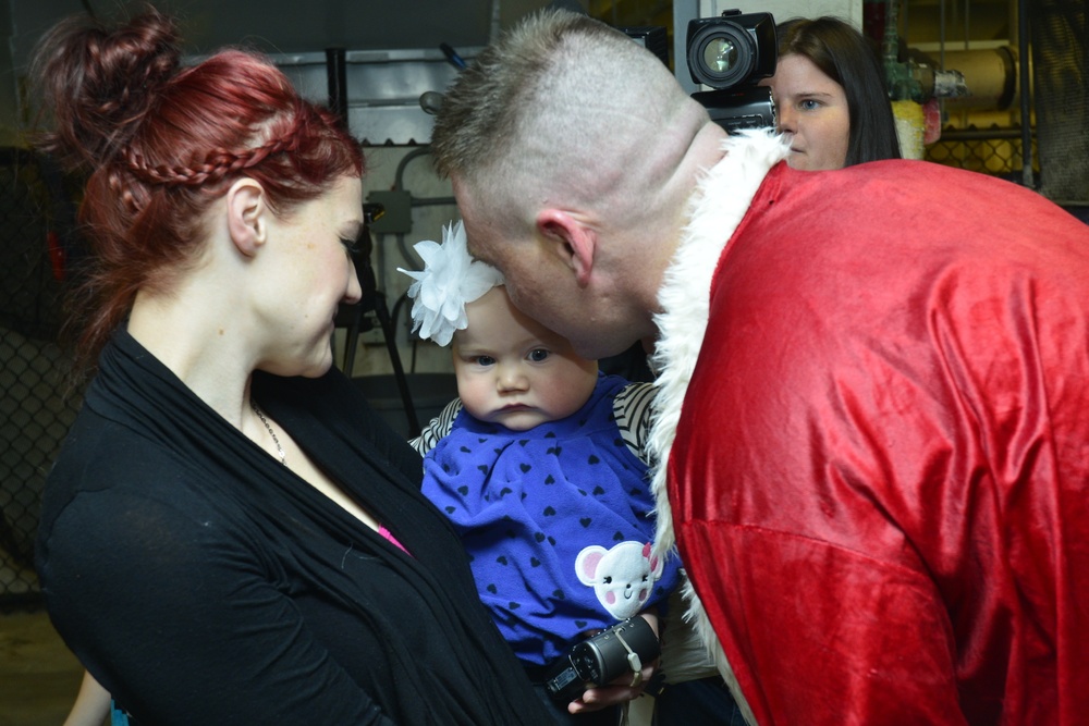 Soldier surprises family as Scuba Claus