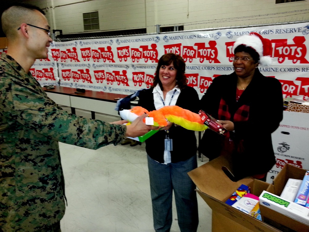 Naval Criminal Investigative Service (NCIS) Washington Field Office employees help make the holidays better for youth