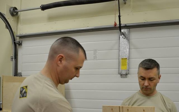 1/25 BSCT soldiers build toy boxes