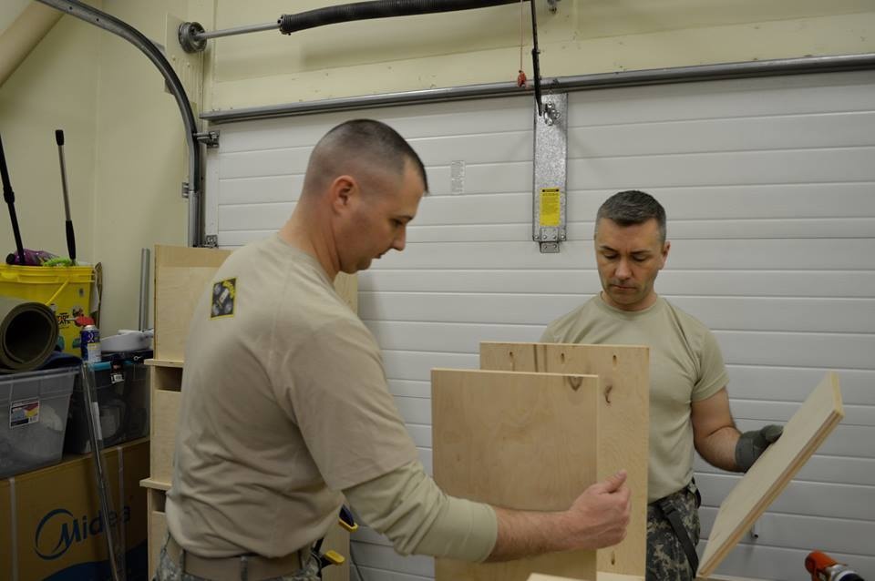 1/25 BSCT soldiers build toy boxes