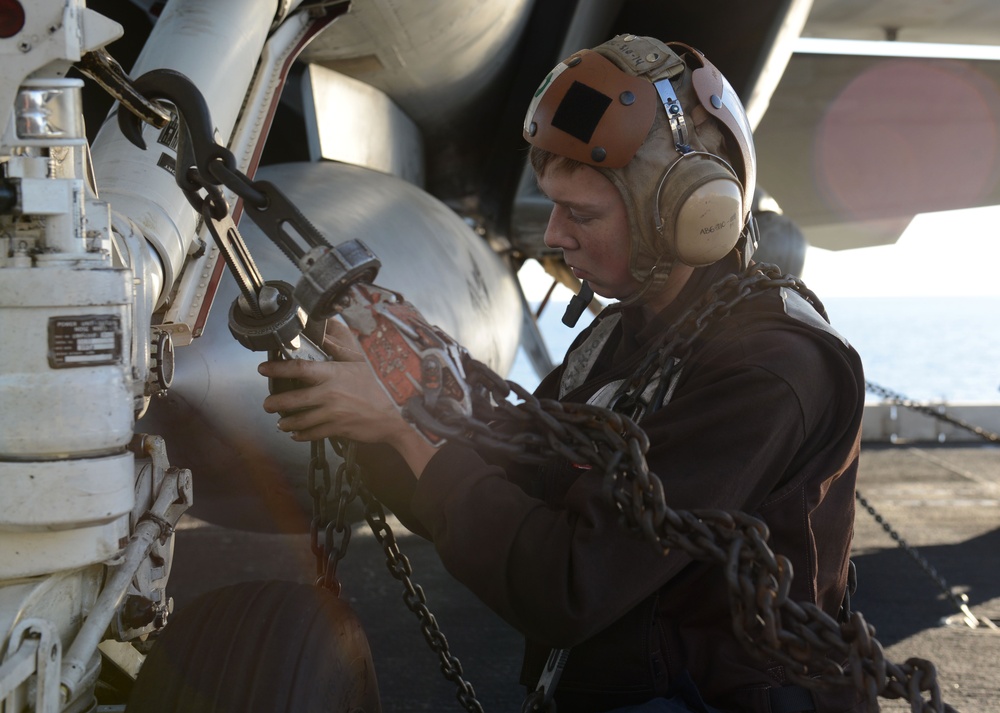 DVIDS Images Tiedown chain inspection [Image 2 of 6]