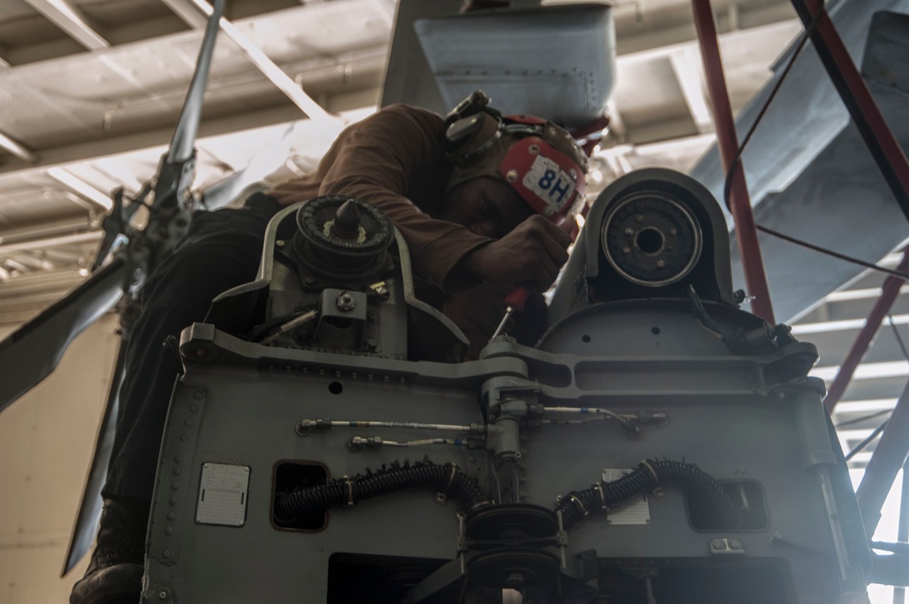 MH-60R Sea Hawk maintenance