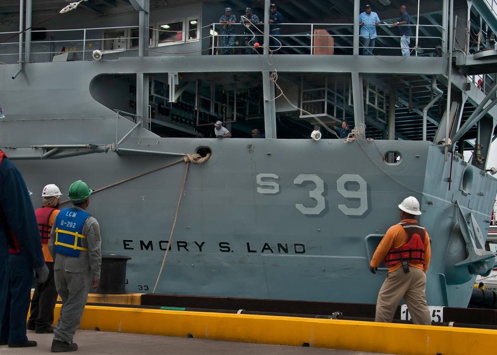 USS Emory S. Land arrives at US Navy Support Facility Diego Garcia